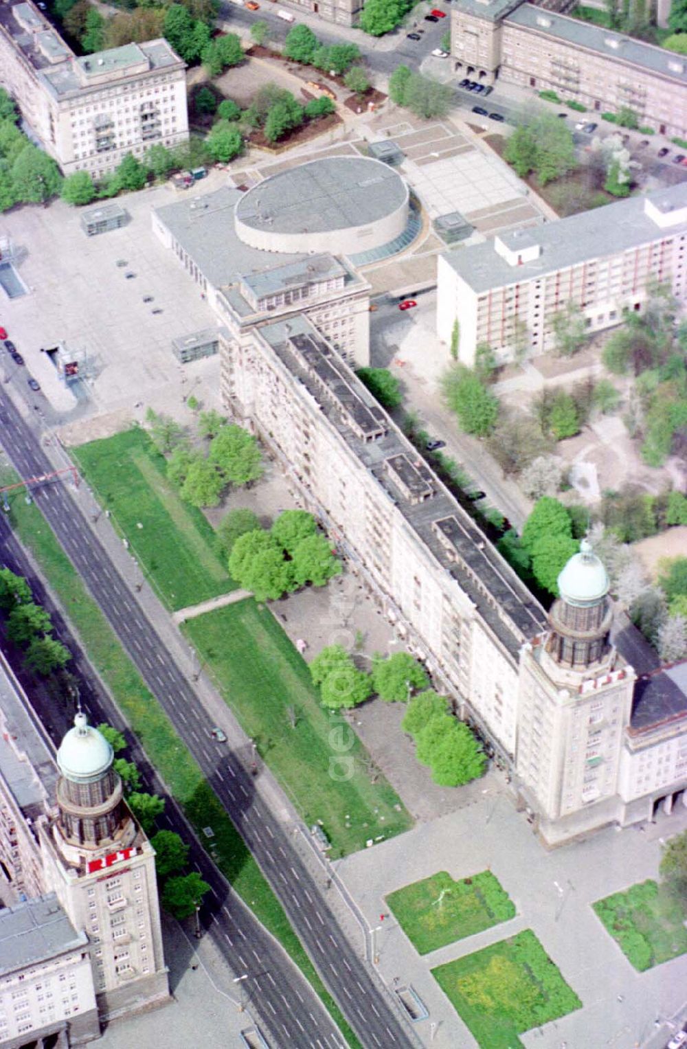 Aerial image Berlin-Friedrichshain - Umgebautes Kino KOSMOS der Ufa-Filmtheater AG an der Karl-Marx-Allee in Berlin-Friedrichshain.