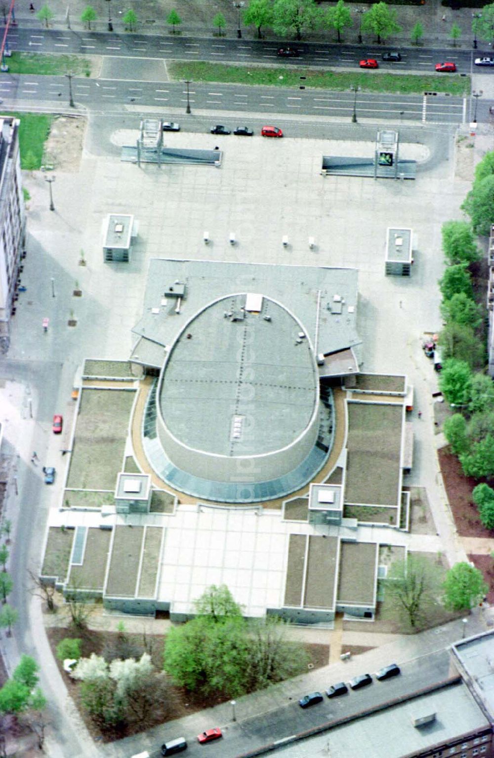 Berlin-Friedrichshain from the bird's eye view: Umgebautes Kino KOSMOS der Ufa-Filmtheater AG an der Karl-Marx-Allee in Berlin-Friedrichshain.