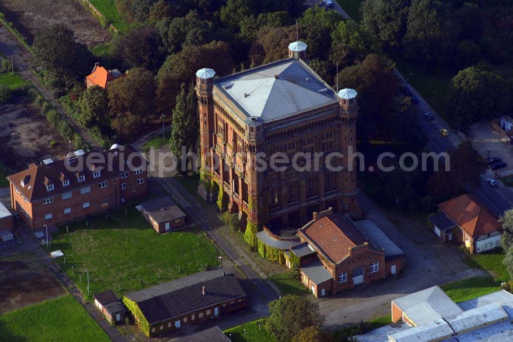 Aerial photograph Bremen - Ein Blick auf die umgedrehte Kommode. Am 27. August 1623 beginnen die Bauarbeiten für eine der modernsten Verteidigungsanlagen Deutschlands. Nach den Plänen des Festungsbaumeisters Johann van Valckenburgh entsteht zum Schutz der bremischen Bevölkerung auf dem linken Weserufer eine große Festungsanlage. Die Bauarbeiten werden zum Festpreis von 102.000 Bremer Mark 1627 abgeschlossen. 37 Jahre später wird die Festungsanlage um die achte Bastion zwischen Großer und Kleiner Weser ergänzt.