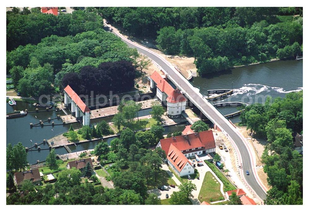 Kleinmachnow from the bird's eye view: Neu fertiggestellter Brückenneubau im Rahmen von Modernisierungs- und Erweiterungsarbeiten an der Schleuse in Kleinmachnow.