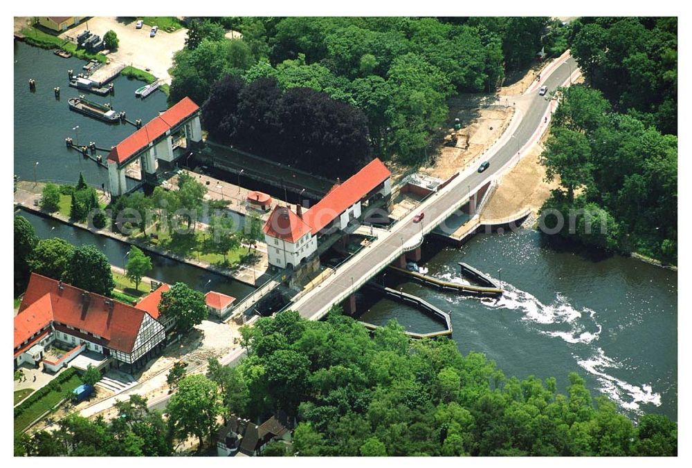 Aerial photograph Kleinmachnow - Neu fertiggestellter Brückenneubau im Rahmen von Modernisierungs- und Erweiterungsarbeiten an der Schleuse in Kleinmachnow.