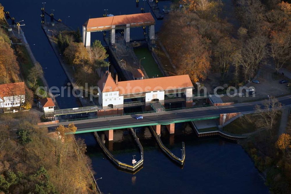 Aerial photograph Kleinmachnow - Blick auf die neue Umgehungsbrücke an der Schleuse über den Teltowkanal in Kleinmachnow.