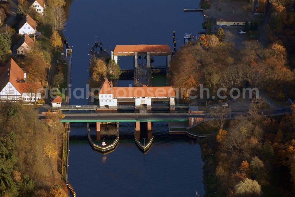 Kleinmachnow from the bird's eye view: Blick auf die neue Umgehungsbrücke an der Schleuse über den Teltowkanal in Kleinmachnow.