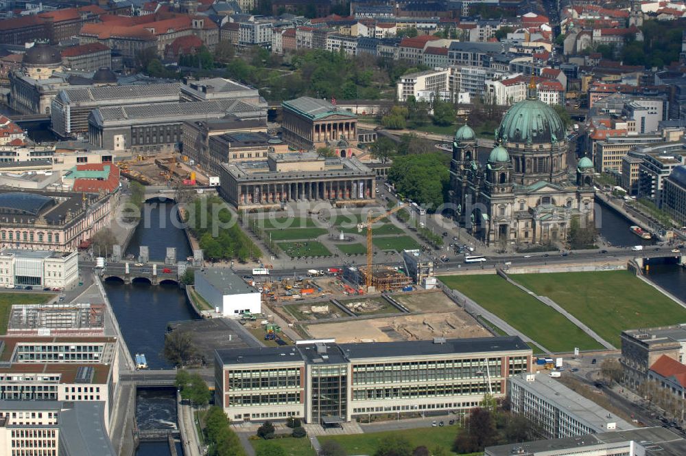 Aerial image Berlin - Blick auf das Areal des Berliner Schloßplatz. Derzeit laufen umfangreiche Freilegungsarbeiten archäologische Grabungen zur Sicherstellung von Fundamentresten des Berliner Stadtschloßes. Der Neubau des Informationszentrums H-Box ist in vollem Gange. Auf dem geschichtsträchtigem Platz entsteht das größte und wichtigste Kulturbauvorhaben der Bundesrepublik, der Bau des Humboldt-Forums in Gestalt des Berliner Schlosses. View the site of the Berlin Schlossplatz. Currently, extensive excavation work underway to ensure archaeological excavations of the foundation remains of the Berlin city castle. The new building of the Information Centre H-box is in full swing. On a historic place resulting in the largest and most important cultural building projects of the Federal Republic, the construction of the Humboldt Forum in the form of the Berlin Palace.