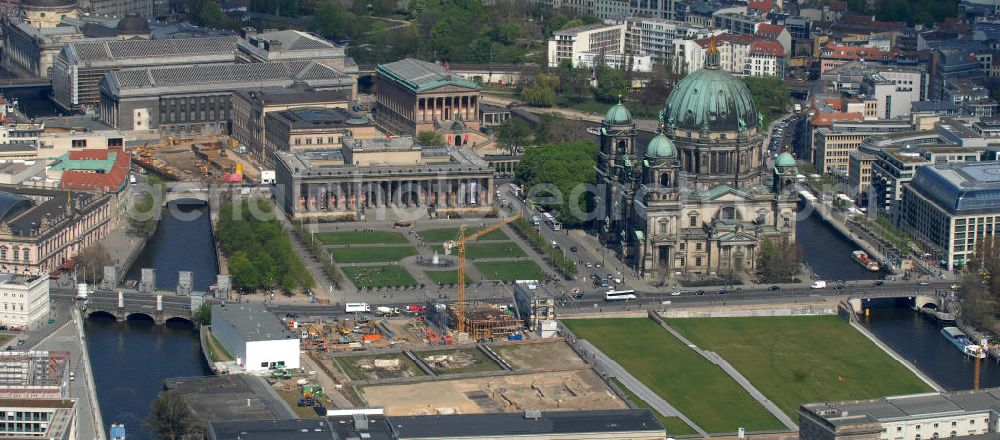 Aerial photograph Berlin - Blick auf das Areal des Berliner Schloßplatz. Derzeit laufen umfangreiche Freilegungsarbeiten archäologische Grabungen zur Sicherstellung von Fundamentresten des Berliner Stadtschloßes. Der Neubau des Informationszentrums H-Box ist in vollem Gange. Auf dem geschichtsträchtigem Platz entsteht das größte und wichtigste Kulturbauvorhaben der Bundesrepublik, der Bau des Humboldt-Forums in Gestalt des Berliner Schlosses. View the site of the Berlin Schlossplatz. Currently, extensive excavation work underway to ensure archaeological excavations of the foundation remains of the Berlin city castle. The new building of the Information Centre H-box is in full swing. On a historic place resulting in the largest and most important cultural building projects of the Federal Republic, the construction of the Humboldt Forum in the form of the Berlin Palace.