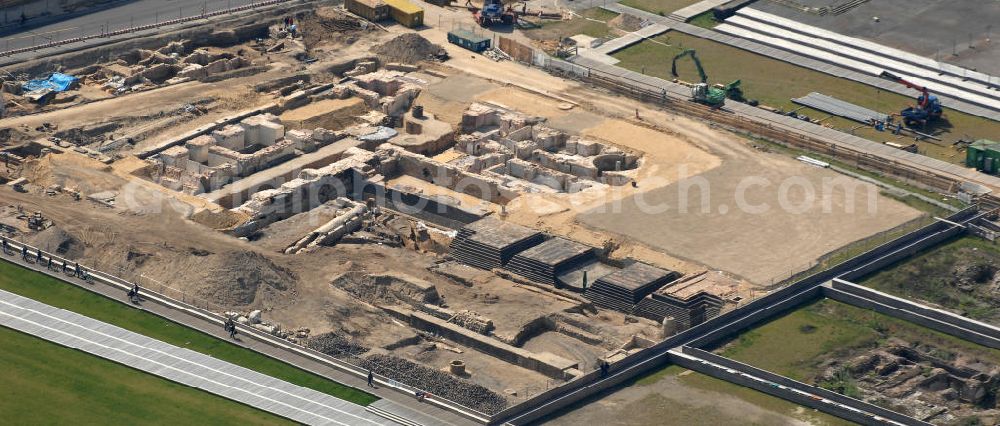 Berlin from the bird's eye view: Blick auf das Areal des Berliner Schloßplatz. Derzeit laufen umfangreiche Freilegungsarbeiten archäologische Grabungen zur Sicherstellung von Fundamentresten des Berliner Stadtschloßes. Der Neubau des Informationszentrums H-Box ist in vollem Gange. Auf dem geschichtsträchtigem Platz entsteht das größte und wichtigste Kulturbauvorhaben der Bundesrepublik, der Bau des Humboldt-Forums in Gestalt des Berliner Schlosses. View the site of the Berlin Schlossplatz. Currently, extensive excavation work underway to ensure archaeological excavations of the foundation remains of the Berlin city castle. The new building of the Information Centre H-box is in full swing. On a historic place resulting in the largest and most important cultural building projects of the Federal Republic, the construction of the Humboldt Forum in the form of the Berlin Palace.