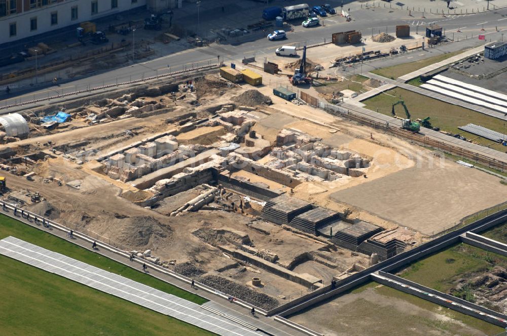 Aerial image Berlin - Blick auf das Areal des Berliner Schloßplatz. Derzeit laufen umfangreiche Freilegungsarbeiten archäologische Grabungen zur Sicherstellung von Fundamentresten des Berliner Stadtschloßes. Der Neubau des Informationszentrums H-Box ist in vollem Gange. Auf dem geschichtsträchtigem Platz entsteht das größte und wichtigste Kulturbauvorhaben der Bundesrepublik, der Bau des Humboldt-Forums in Gestalt des Berliner Schlosses. View the site of the Berlin Schlossplatz. Currently, extensive excavation work underway to ensure archaeological excavations of the foundation remains of the Berlin city castle. The new building of the Information Centre H-box is in full swing. On a historic place resulting in the largest and most important cultural building projects of the Federal Republic, the construction of the Humboldt Forum in the form of the Berlin Palace.