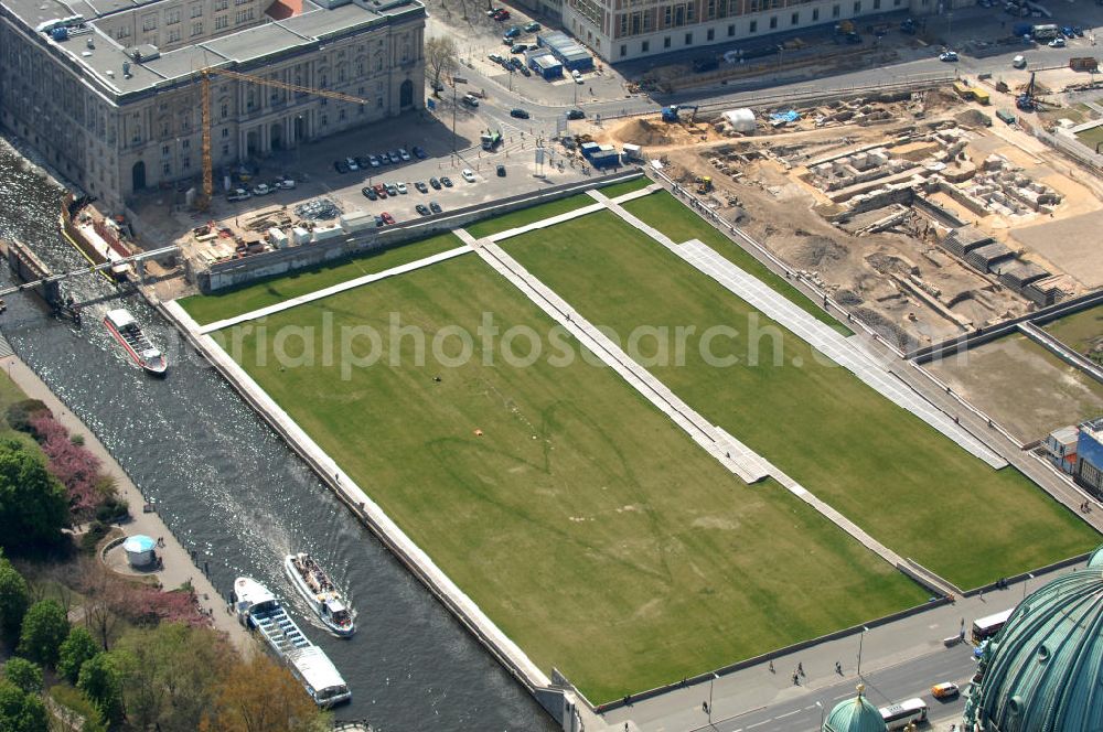 Aerial photograph Berlin - Blick auf das Areal des Berliner Schloßplatz. Derzeit laufen umfangreiche Freilegungsarbeiten archäologische Grabungen zur Sicherstellung von Fundamentresten des Berliner Stadtschloßes. Der Neubau des Informationszentrums H-Box ist in vollem Gange. Auf dem geschichtsträchtigem Platz entsteht das größte und wichtigste Kulturbauvorhaben der Bundesrepublik, der Bau des Humboldt-Forums in Gestalt des Berliner Schlosses. View the site of the Berlin Schlossplatz. Currently, extensive excavation work underway to ensure archaeological excavations of the foundation remains of the Berlin city castle. The new building of the Information Centre H-box is in full swing. On a historic place resulting in the largest and most important cultural building projects of the Federal Republic, the construction of the Humboldt Forum in the form of the Berlin Palace.