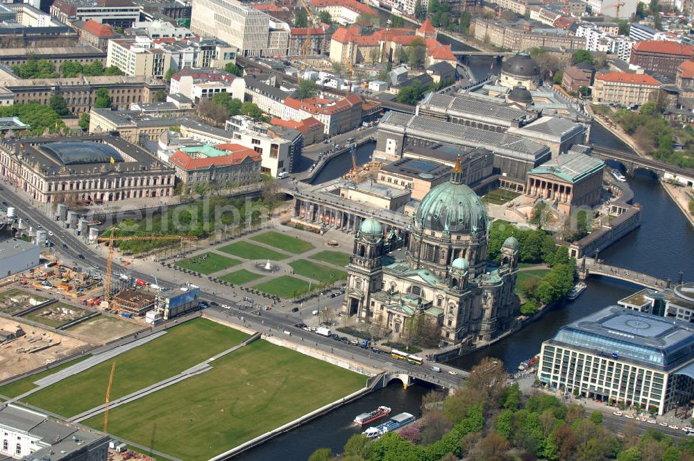 Berlin from the bird's eye view: Blick auf das Areal des Berliner Schloßplatz. Derzeit laufen umfangreiche Freilegungsarbeiten archäologische Grabungen zur Sicherstellung von Fundamentresten des Berliner Stadtschloßes. Der Neubau des Informationszentrums H-Box ist in vollem Gange. Auf dem geschichtsträchtigem Platz entsteht das größte und wichtigste Kulturbauvorhaben der Bundesrepublik, der Bau des Humboldt-Forums in Gestalt des Berliner Schlosses. View the site of the Berlin Schlossplatz. Currently, extensive excavation work underway to ensure archaeological excavations of the foundation remains of the Berlin city castle. The new building of the Information Centre H-box is in full swing. On a historic place resulting in the largest and most important cultural building projects of the Federal Republic, the construction of the Humboldt Forum in the form of the Berlin Palace.