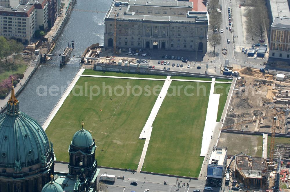 Aerial image Berlin - Blick auf das Areal des Berliner Schloßplatz. Derzeit laufen umfangreiche Freilegungsarbeiten archäologische Grabungen zur Sicherstellung von Fundamentresten des Berliner Stadtschloßes. Der Neubau des Informationszentrums H-Box ist in vollem Gange. Auf dem geschichtsträchtigem Platz entsteht das größte und wichtigste Kulturbauvorhaben der Bundesrepublik, der Bau des Humboldt-Forums in Gestalt des Berliner Schlosses. View the site of the Berlin Schlossplatz. Currently, extensive excavation work underway to ensure archaeological excavations of the foundation remains of the Berlin city castle. The new building of the Information Centre H-box is in full swing. On a historic place resulting in the largest and most important cultural building projects of the Federal Republic, the construction of the Humboldt Forum in the form of the Berlin Palace.