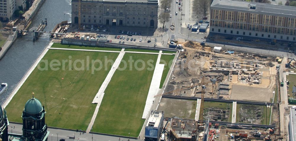 Aerial photograph Berlin - Blick auf das Areal des Berliner Schloßplatz. Derzeit laufen umfangreiche Freilegungsarbeiten archäologische Grabungen zur Sicherstellung von Fundamentresten des Berliner Stadtschloßes. Der Neubau des Informationszentrums H-Box ist in vollem Gange. Auf dem geschichtsträchtigem Platz entsteht das größte und wichtigste Kulturbauvorhaben der Bundesrepublik, der Bau des Humboldt-Forums in Gestalt des Berliner Schlosses. View the site of the Berlin Schlossplatz. Currently, extensive excavation work underway to ensure archaeological excavations of the foundation remains of the Berlin city castle. The new building of the Information Centre H-box is in full swing. On a historic place resulting in the largest and most important cultural building projects of the Federal Republic, the construction of the Humboldt Forum in the form of the Berlin Palace.