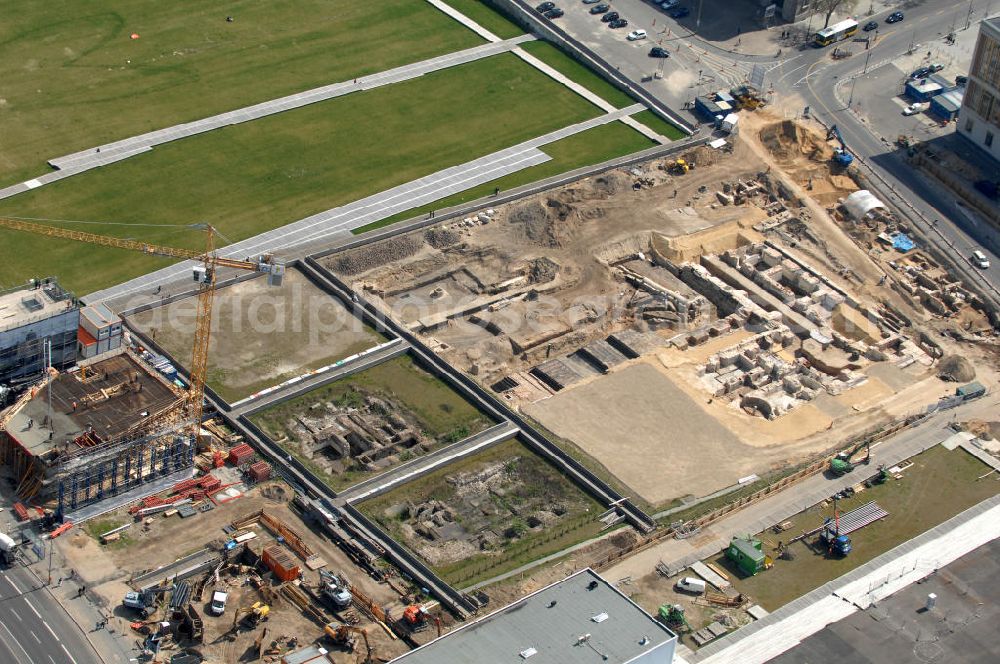 Berlin from above - Blick auf das Areal des Berliner Schloßplatz. Derzeit laufen umfangreiche Freilegungsarbeiten archäologische Grabungen zur Sicherstellung von Fundamentresten des Berliner Stadtschloßes. Der Neubau des Informationszentrums H-Box ist in vollem Gange. Auf dem geschichtsträchtigem Platz entsteht das größte und wichtigste Kulturbauvorhaben der Bundesrepublik, der Bau des Humboldt-Forums in Gestalt des Berliner Schlosses. View the site of the Berlin Schlossplatz. Currently, extensive excavation work underway to ensure archaeological excavations of the foundation remains of the Berlin city castle. The new building of the Information Centre H-box is in full swing. On a historic place resulting in the largest and most important cultural building projects of the Federal Republic, the construction of the Humboldt Forum in the form of the Berlin Palace.