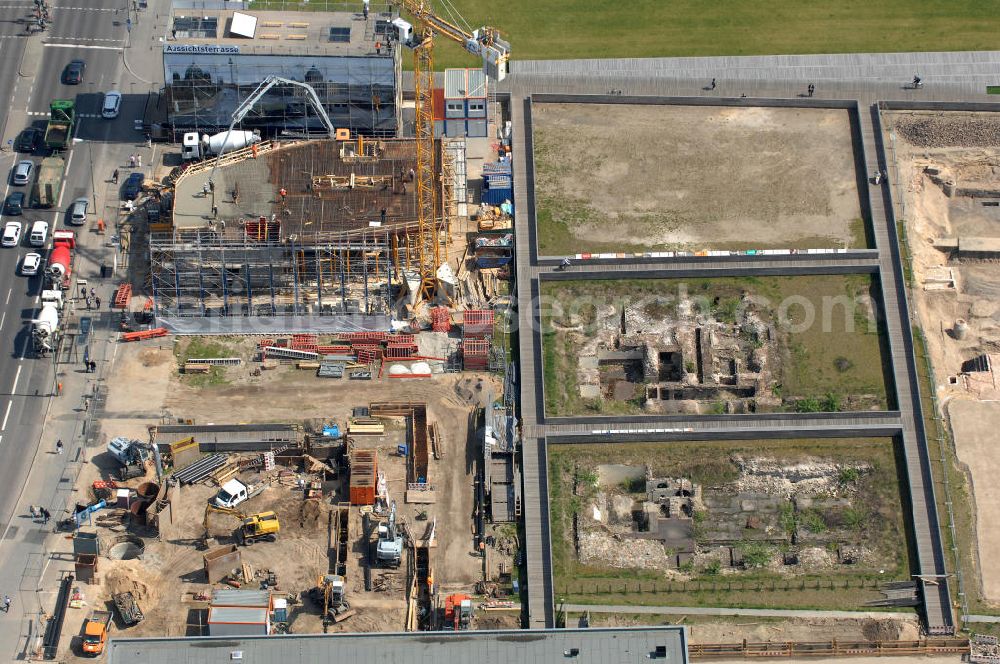 Berlin from the bird's eye view: Blick auf das Areal des Berliner Schloßplatz. Derzeit laufen umfangreiche Freilegungsarbeiten archäologische Grabungen zur Sicherstellung von Fundamentresten des Berliner Stadtschloßes. Der Neubau des Informationszentrums H-Box ist in vollem Gange. Auf dem geschichtsträchtigem Platz entsteht das größte und wichtigste Kulturbauvorhaben der Bundesrepublik, der Bau des Humboldt-Forums in Gestalt des Berliner Schlosses. View the site of the Berlin Schlossplatz. Currently, extensive excavation work underway to ensure archaeological excavations of the foundation remains of the Berlin city castle. The new building of the Information Centre H-box is in full swing. On a historic place resulting in the largest and most important cultural building projects of the Federal Republic, the construction of the Humboldt Forum in the form of the Berlin Palace.