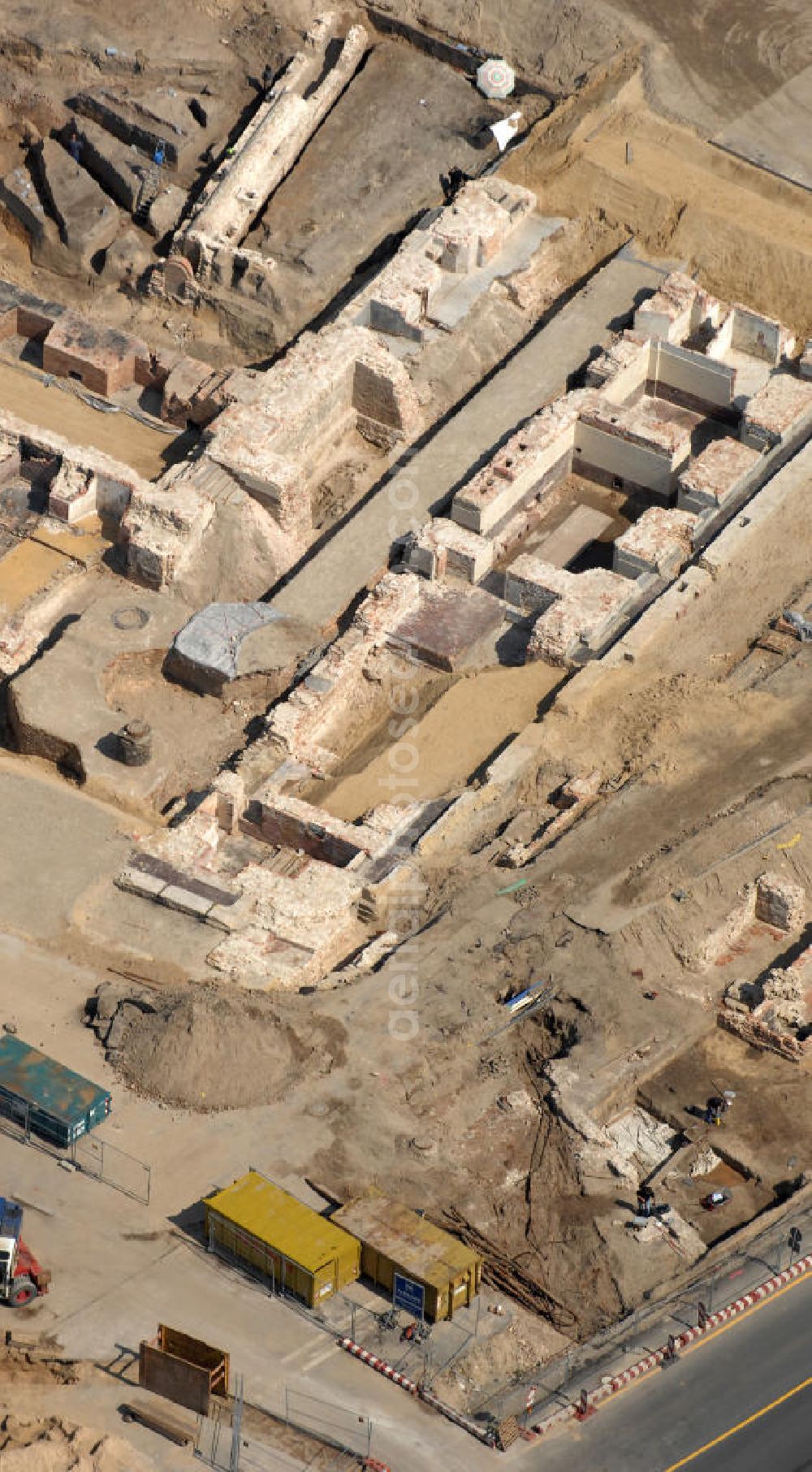 Aerial image Berlin - Blick auf das Areal des Berliner Schloßplatz. Derzeit laufen umfangreiche Freilegungsarbeiten archäologische Grabungen zur Sicherstellung von Fundamentresten des Berliner Stadtschloßes. Der Neubau des Informationszentrums H-Box ist in vollem Gange. Auf dem geschichtsträchtigem Platz entsteht das größte und wichtigste Kulturbauvorhaben der Bundesrepublik, der Bau des Humboldt-Forums in Gestalt des Berliner Schlosses. View the site of the Berlin Schlossplatz. Currently, extensive excavation work underway to ensure archaeological excavations of the foundation remains of the Berlin city castle. The new building of the Information Centre H-box is in full swing. On a historic place resulting in the largest and most important cultural building projects of the Federal Republic, the construction of the Humboldt Forum in the form of the Berlin Palace.