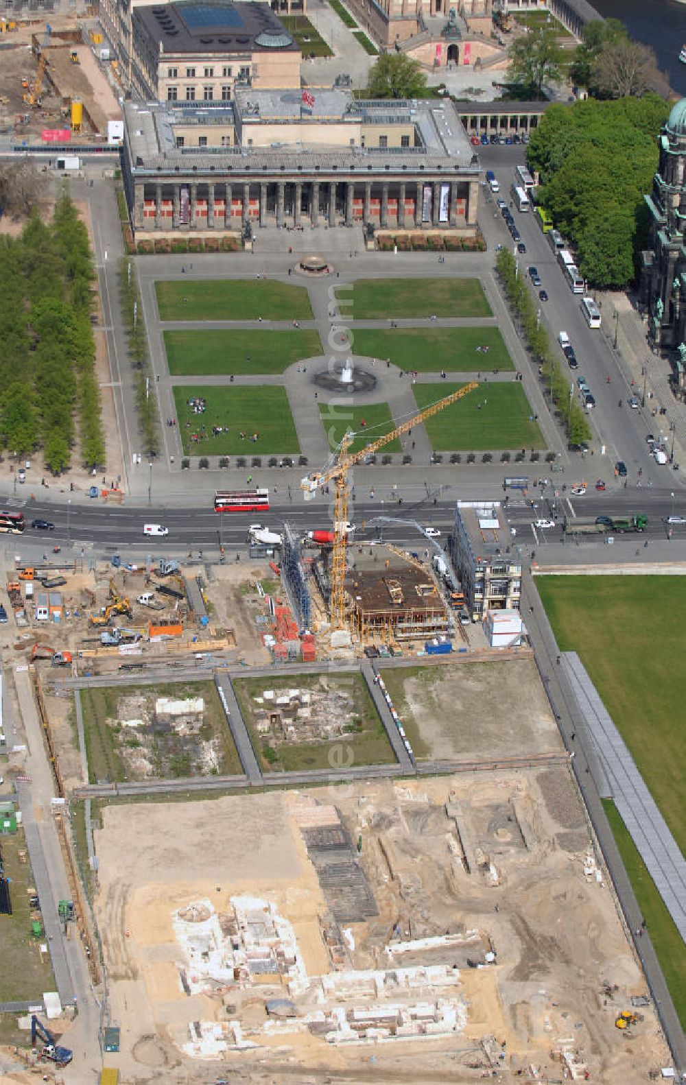 Berlin from above - Blick auf das Areal des Berliner Schloßplatz. Derzeit laufen umfangreiche Freilegungsarbeiten archäologische Grabungen zur Sicherstellung von Fundamentresten des Berliner Stadtschloßes. Der Neubau des Informationszentrums H-Box ist in vollem Gange. Auf dem geschichtsträchtigem Platz entsteht das größte und wichtigste Kulturbauvorhaben der Bundesrepublik, der Bau des Humboldt-Forums in Gestalt des Berliner Schlosses. View the site of the Berlin Schlossplatz. Currently, extensive excavation work underway to ensure archaeological excavations of the foundation remains of the Berlin city castle. The new building of the Information Centre H-box is in full swing. On a historic place resulting in the largest and most important cultural building projects of the Federal Republic, the construction of the Humboldt Forum in the form of the Berlin Palace.