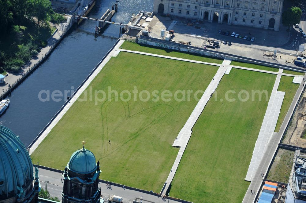 Aerial photograph Berlin Mitte - Stadtansicht vom Berliner Zentrum mit der Umgestaltung und Bauvorbereitungen am Schlossplatz in Berlin - Mitte. Derzeit laufen umfangreiche Freilegungsarbeiten archäologische Grabungen zur Sicherstellung von Fundamentresten des Berliner Stadtschloßes. Der Neubau des Informationszentrums H-Box ist in vollem Gange. Auf dem geschichtsträchtigem Platz entsteht das größte und wichtigste Kulturbauvorhaben der Bundesrepublik, der Bau des Humboldt-Forums in Gestalt des Berliner Schlosses. View the site of the Berlin Schlossplatz. Currently, extensive excavation work underway to ensure archaeological excavations of the foundation remains of the Berlin city castle. The new building of the Information Centre H-box is in full swing. On a historic place resulting in the largest and most important cultural building projects of the Federal Republic, the construction of the Humboldt Forum in the form of the Berlin Palace.