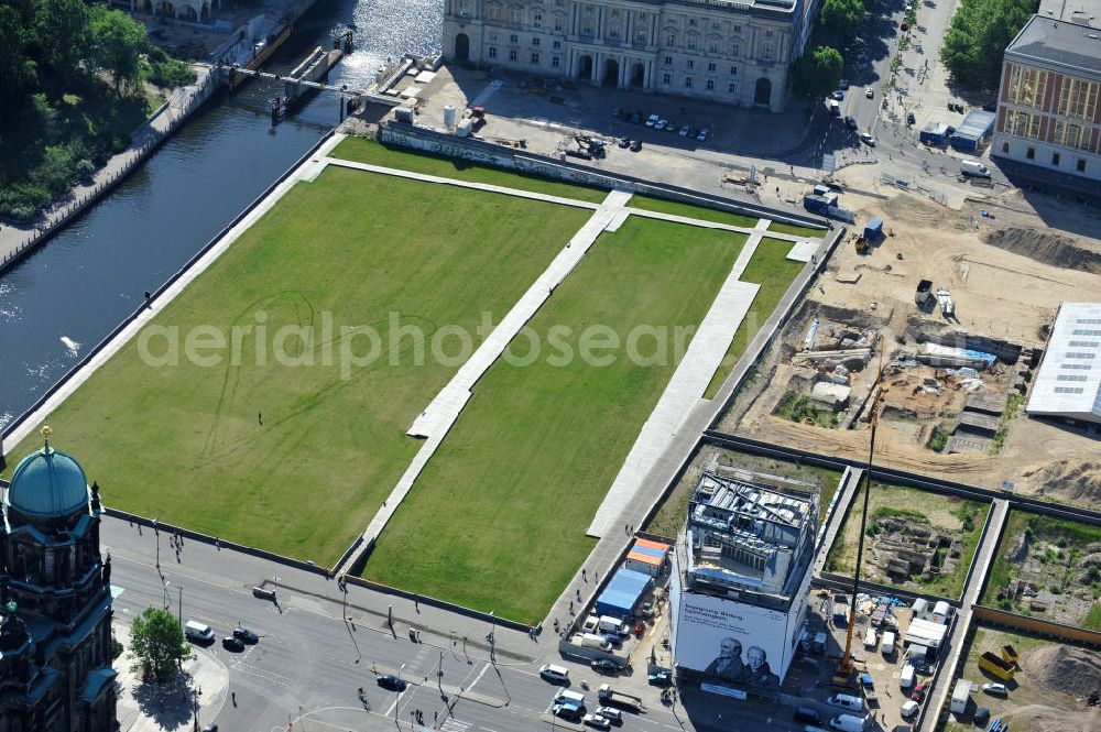 Berlin Mitte from above - Stadtansicht vom Berliner Zentrum mit der Umgestaltung und Bauvorbereitungen am Schlossplatz in Berlin - Mitte. Derzeit laufen umfangreiche Freilegungsarbeiten archäologische Grabungen zur Sicherstellung von Fundamentresten des Berliner Stadtschloßes. Der Neubau des Informationszentrums H-Box ist in vollem Gange. Auf dem geschichtsträchtigem Platz entsteht das größte und wichtigste Kulturbauvorhaben der Bundesrepublik, der Bau des Humboldt-Forums in Gestalt des Berliner Schlosses. View the site of the Berlin Schlossplatz. Currently, extensive excavation work underway to ensure archaeological excavations of the foundation remains of the Berlin city castle. The new building of the Information Centre H-box is in full swing. On a historic place resulting in the largest and most important cultural building projects of the Federal Republic, the construction of the Humboldt Forum in the form of the Berlin Palace.