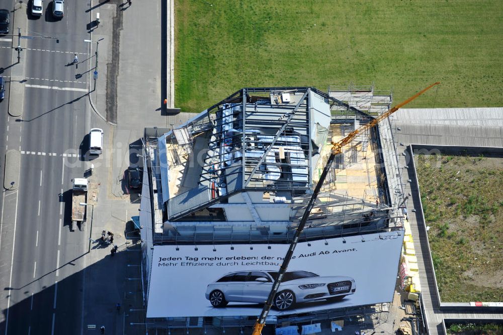 Aerial image Berlin Mitte - Stadtansicht vom Berliner Zentrum mit der Umgestaltung und Bauvorbereitungen am Schlossplatz in Berlin - Mitte. Derzeit laufen umfangreiche Freilegungsarbeiten archäologische Grabungen zur Sicherstellung von Fundamentresten des Berliner Stadtschloßes. Der Neubau des Informationszentrums H-Box ist in vollem Gange. Auf dem geschichtsträchtigem Platz entsteht das größte und wichtigste Kulturbauvorhaben der Bundesrepublik, der Bau des Humboldt-Forums in Gestalt des Berliner Schlosses. View the site of the Berlin Schlossplatz. Currently, extensive excavation work underway to ensure archaeological excavations of the foundation remains of the Berlin city castle. The new building of the Information Centre H-box is in full swing. On a historic place resulting in the largest and most important cultural building projects of the Federal Republic, the construction of the Humboldt Forum in the form of the Berlin Palace.