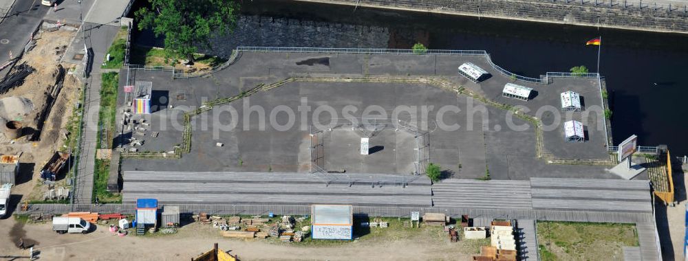 Berlin Mitte from the bird's eye view: Stadtansicht vom Berliner Zentrum mit der Umgestaltung und Bauvorbereitungen am Schlossplatz in Berlin - Mitte. Derzeit laufen umfangreiche Freilegungsarbeiten archäologische Grabungen zur Sicherstellung von Fundamentresten des Berliner Stadtschloßes. Der Neubau des Informationszentrums H-Box ist in vollem Gange. Auf dem geschichtsträchtigem Platz entsteht das größte und wichtigste Kulturbauvorhaben der Bundesrepublik, der Bau des Humboldt-Forums in Gestalt des Berliner Schlosses. View the site of the Berlin Schlossplatz. Currently, extensive excavation work underway to ensure archaeological excavations of the foundation remains of the Berlin city castle. The new building of the Information Centre H-box is in full swing. On a historic place resulting in the largest and most important cultural building projects of the Federal Republic, the construction of the Humboldt Forum in the form of the Berlin Palace.