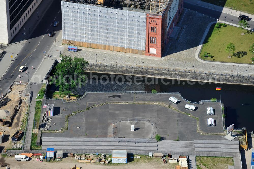 Aerial image Berlin Mitte - Stadtansicht vom Berliner Zentrum mit der Umgestaltung und Bauvorbereitungen am Schlossplatz in Berlin - Mitte. Derzeit laufen umfangreiche Freilegungsarbeiten archäologische Grabungen zur Sicherstellung von Fundamentresten des Berliner Stadtschloßes. Der Neubau des Informationszentrums H-Box ist in vollem Gange. Auf dem geschichtsträchtigem Platz entsteht das größte und wichtigste Kulturbauvorhaben der Bundesrepublik, der Bau des Humboldt-Forums in Gestalt des Berliner Schlosses. View the site of the Berlin Schlossplatz. Currently, extensive excavation work underway to ensure archaeological excavations of the foundation remains of the Berlin city castle. The new building of the Information Centre H-box is in full swing. On a historic place resulting in the largest and most important cultural building projects of the Federal Republic, the construction of the Humboldt Forum in the form of the Berlin Palace.