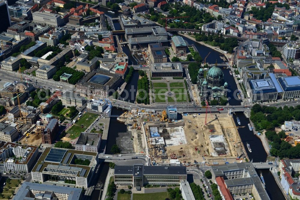 Berlin from the bird's eye view: View of the construction site for the new building the largest and most important cultural construction of the Federal Republic, the building of the Humboldt Forum in the form of the Berlin Palace