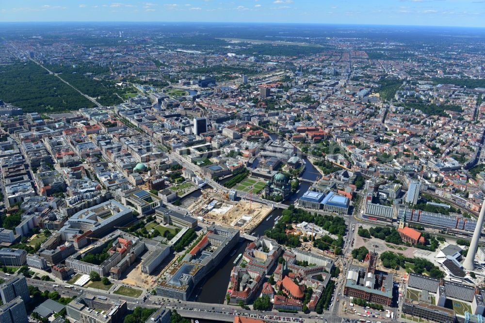 Aerial photograph Berlin - View of the construction site for the new building the largest and most important cultural construction of the Federal Republic, the building of the Humboldt Forum in the form of the Berlin Palace