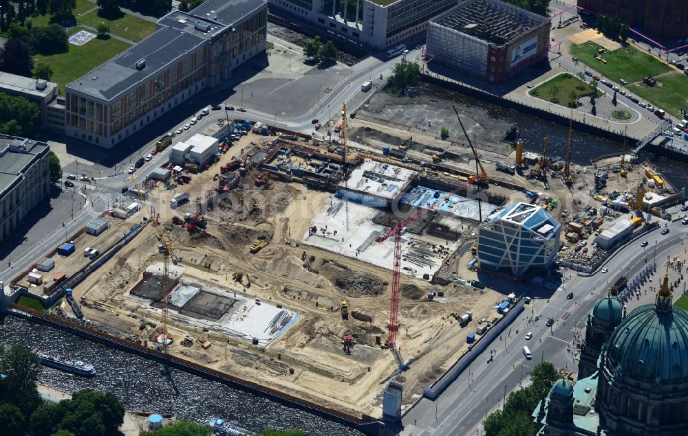 Berlin from the bird's eye view: View of the construction site for the new building the largest and most important cultural construction of the Federal Republic, the building of the Humboldt Forum in the form of the Berlin Palace