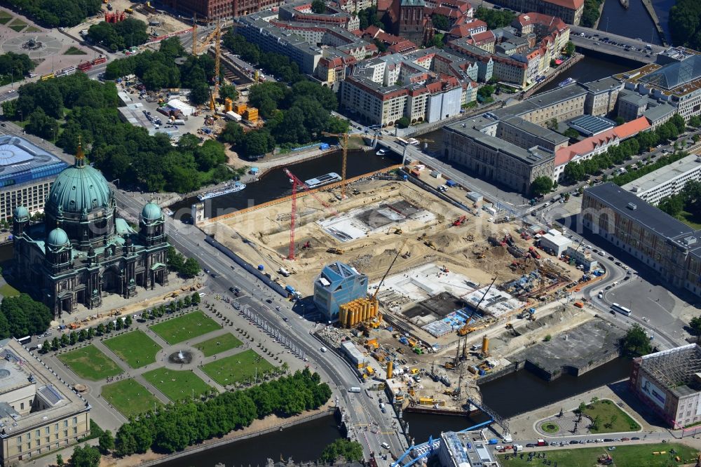 Berlin from the bird's eye view: View of the construction site for the new building the largest and most important cultural construction of the Federal Republic, the building of the Humboldt Forum in the form of the Berlin Palace