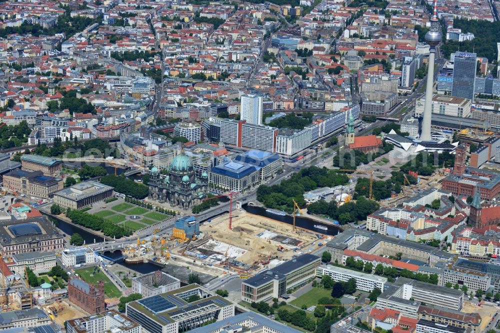 Berlin from the bird's eye view: View of the construction site for the new building the largest and most important cultural construction of the Federal Republic, the building of the Humboldt Forum in the form of the Berlin Palace