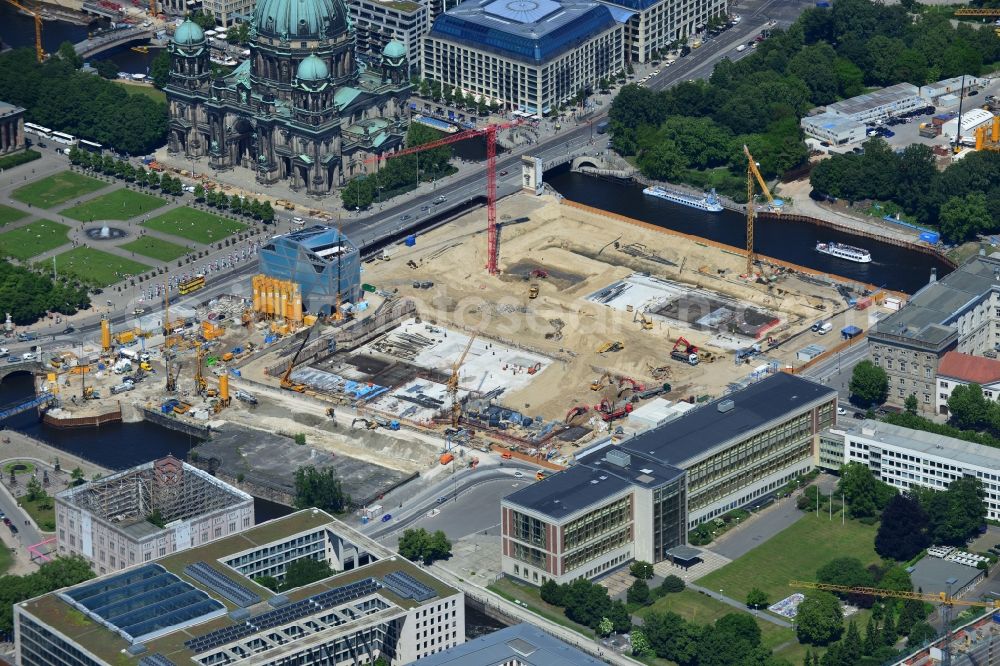 Aerial image Berlin - View of the construction site for the new building the largest and most important cultural construction of the Federal Republic, the building of the Humboldt Forum in the form of the Berlin Palace