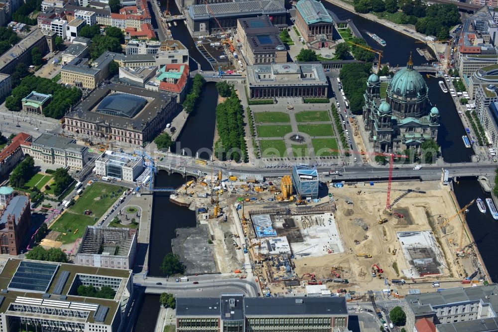 Aerial photograph Berlin - View of the construction site for the new building the largest and most important cultural construction of the Federal Republic, the building of the Humboldt Forum in the form of the Berlin Palace