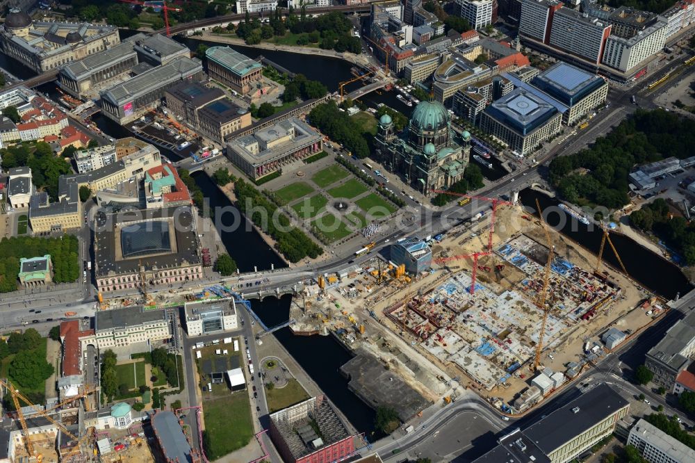 Berlin from the bird's eye view: View of the construction site for the new building the largest and most important cultural construction of the Federal Republic, the building of the Humboldt Forum in the form of the Berlin Palace