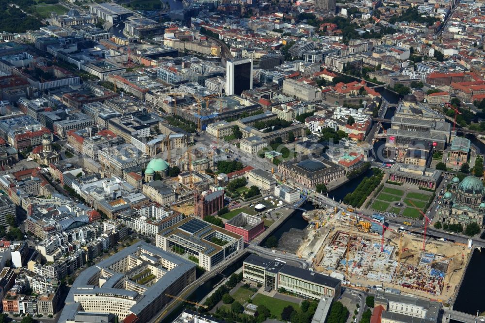 Berlin from the bird's eye view: View of the construction site for the new building the largest and most important cultural construction of the Federal Republic, the building of the Humboldt Forum in the form of the Berlin Palace