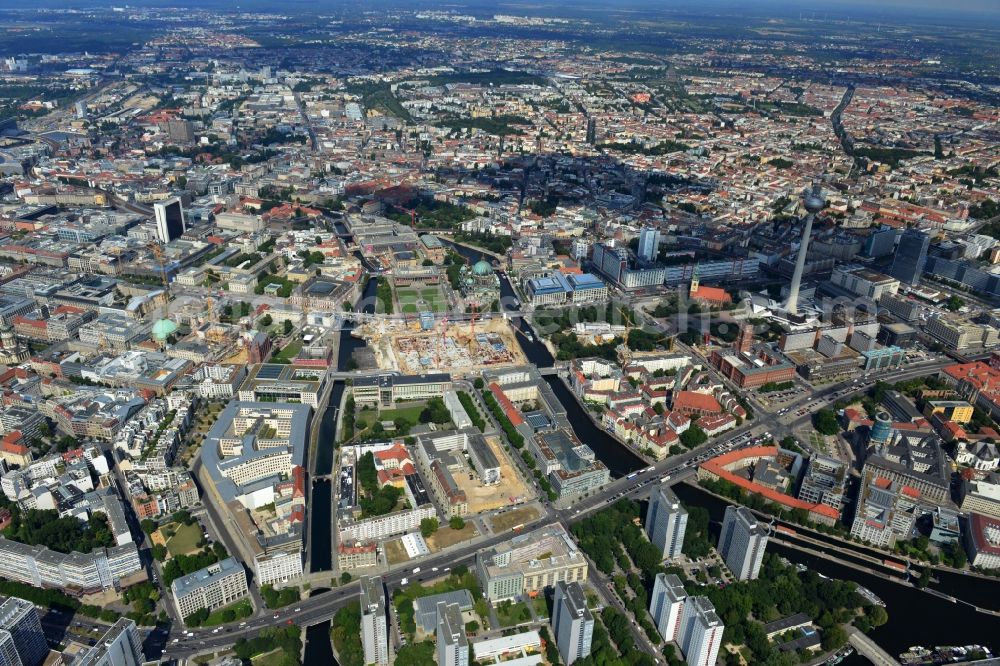 Berlin from the bird's eye view: View of the construction site for the new building the largest and most important cultural construction of the Federal Republic, the building of the Humboldt Forum in the form of the Berlin Palace