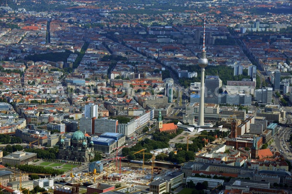 Berlin from the bird's eye view: View of the construction site for the new building the largest and most important cultural construction of the Federal Republic, the building of the Humboldt Forum in the form of the Berlin Palace