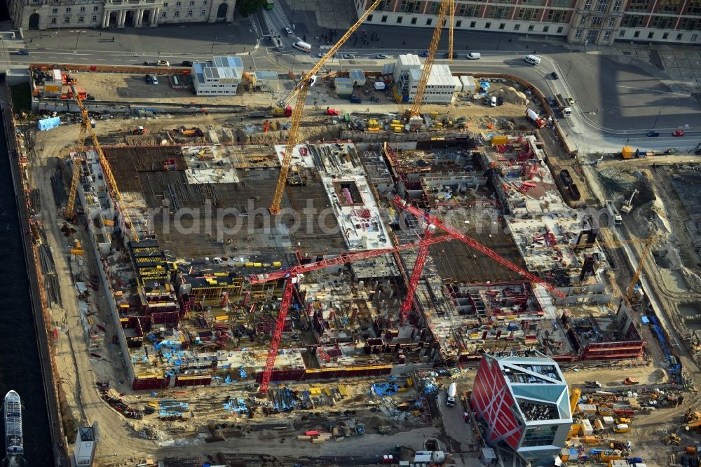 Berlin from the bird's eye view: View of the construction site for the new building the largest and most important cultural construction of the Federal Republic, the building of the Humboldt Forum in the form of the Berlin Palace