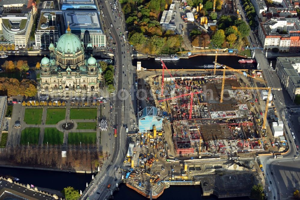 Berlin from the bird's eye view: View of the construction site for the new building the largest and most important cultural construction of the Federal Republic, the building of the Humboldt Forum in the form of the Berlin Palace