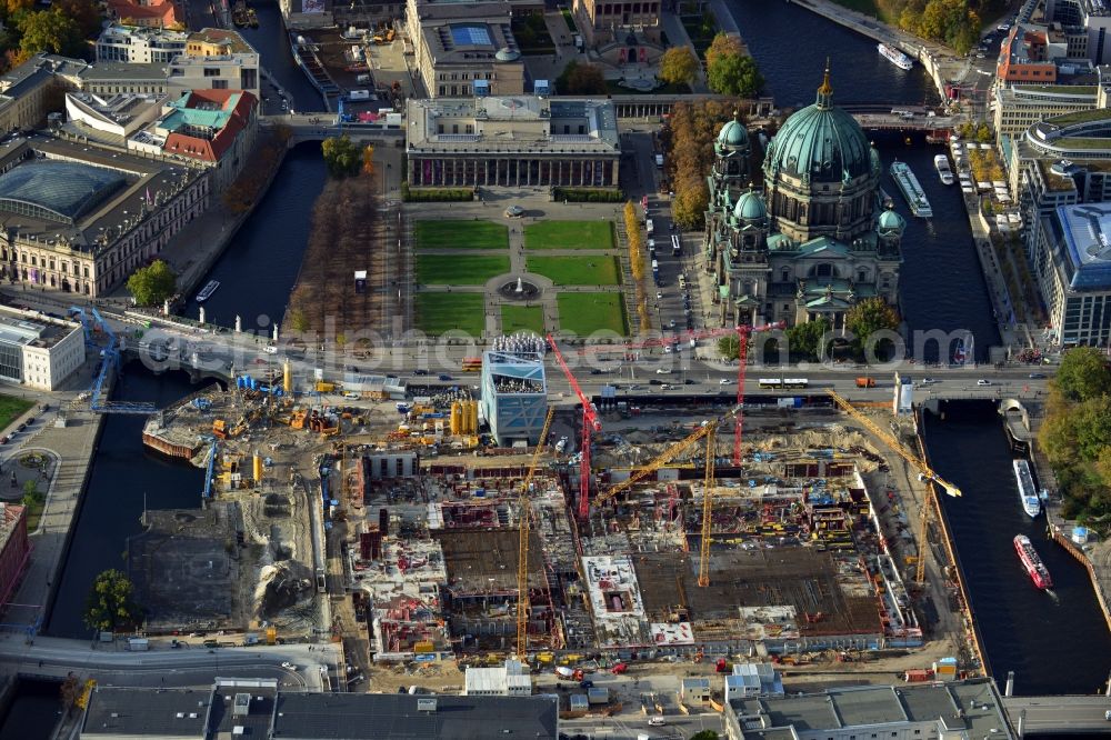 Berlin from the bird's eye view: View of the construction site for the new building the largest and most important cultural construction of the Federal Republic, the building of the Humboldt Forum in the form of the Berlin Palace