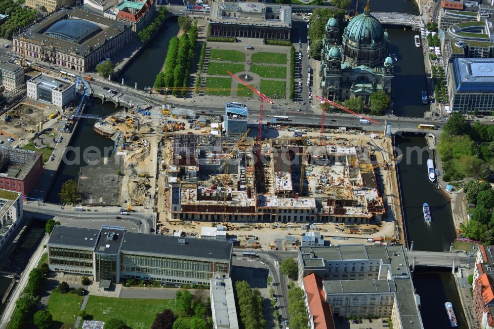 Berlin from the bird's eye view: View of the construction site for the new building the largest and most important cultural construction of the Federal Republic, the building of the Humboldt Forum in the form of the Berlin Palace