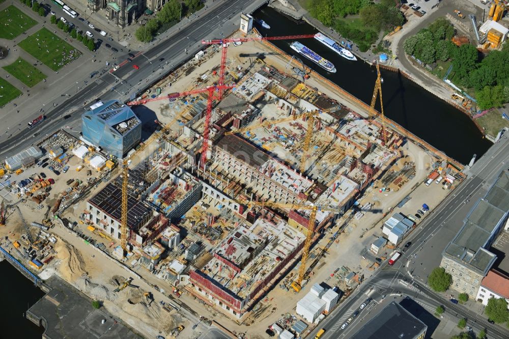 Berlin from the bird's eye view: View of the construction site for the new building the largest and most important cultural construction of the Federal Republic, the building of the Humboldt Forum in the form of the Berlin Palace