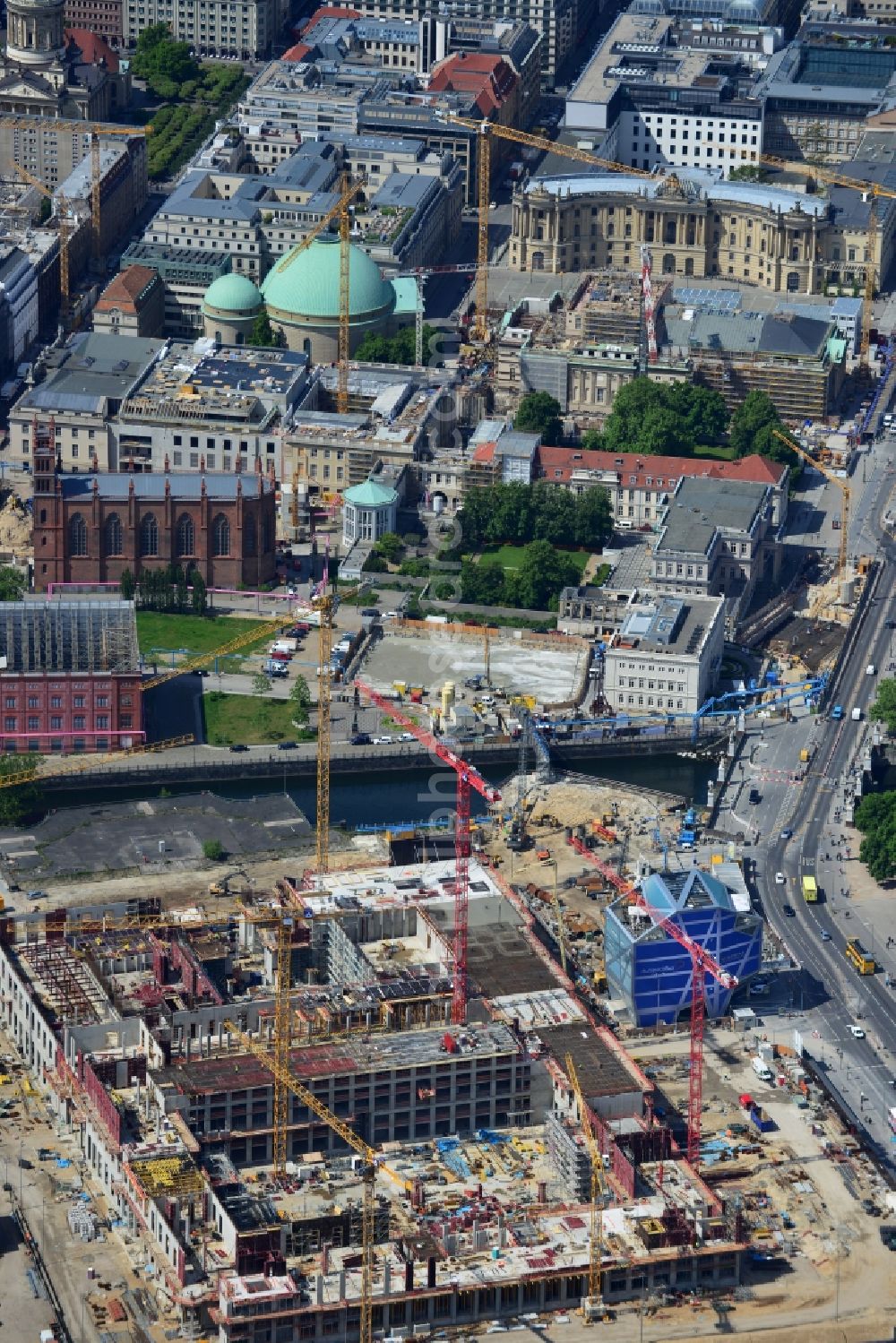 Aerial photograph Berlin - View of the construction site for the new building the largest and most important cultural construction of the Federal Republic, the building of the Humboldt Forum in the form of the Berlin Palace