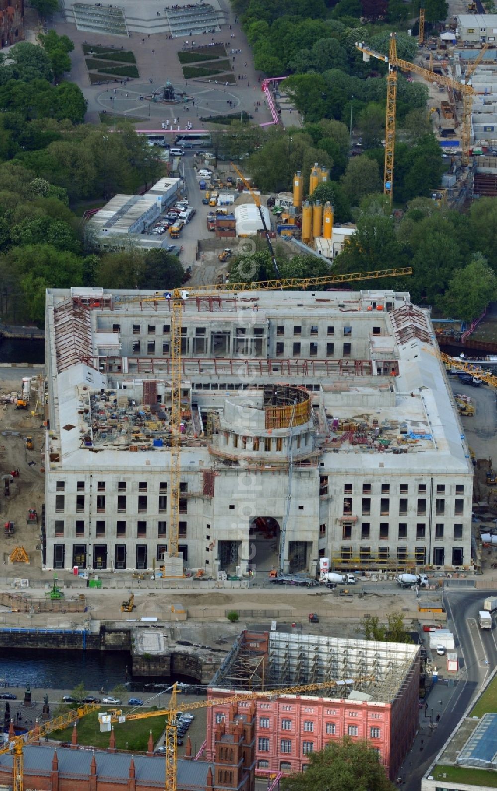 Berlin from the bird's eye view: View of the construction site for the new building the largest and most important cultural construction of the Federal Republic, the building of the Humboldt Forum in the form of the Berlin Palace