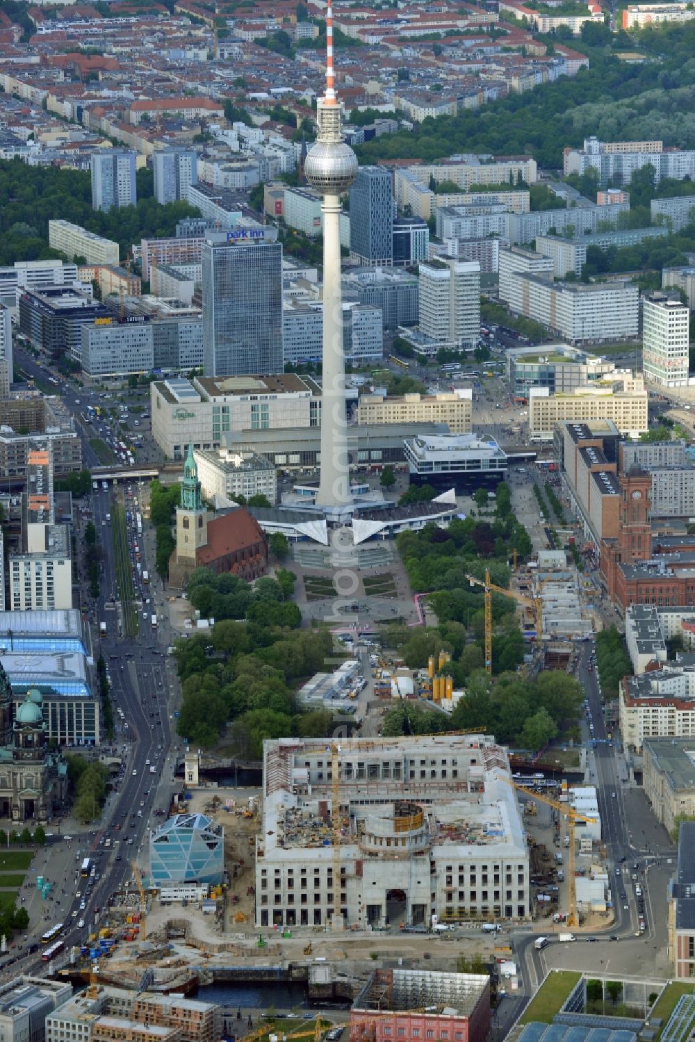 Berlin from the bird's eye view: View of the construction site for the new building the largest and most important cultural construction of the Federal Republic, the building of the Humboldt Forum in the form of the Berlin Palace