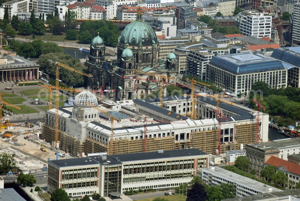 Berlin from the bird's eye view: View of the construction site for the new building the largest and most important cultural construction of the Federal Republic, the building of the Humboldt Forum in the form of the Berlin Palace