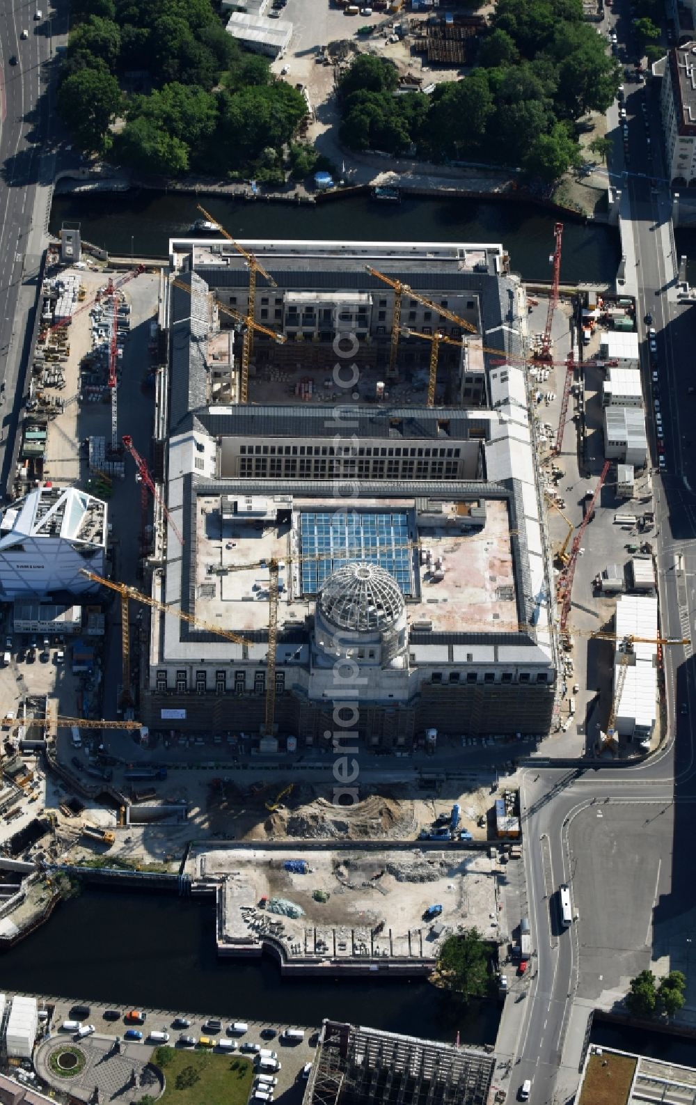 Berlin from the bird's eye view: View of the construction site for the new building the largest and most important cultural construction of the Federal Republic, the building of the Humboldt Forum in the form of the Berlin Palace