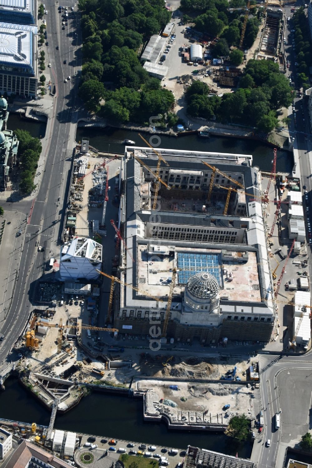 Berlin from the bird's eye view: View of the construction site for the new building the largest and most important cultural construction of the Federal Republic, the building of the Humboldt Forum in the form of the Berlin Palace