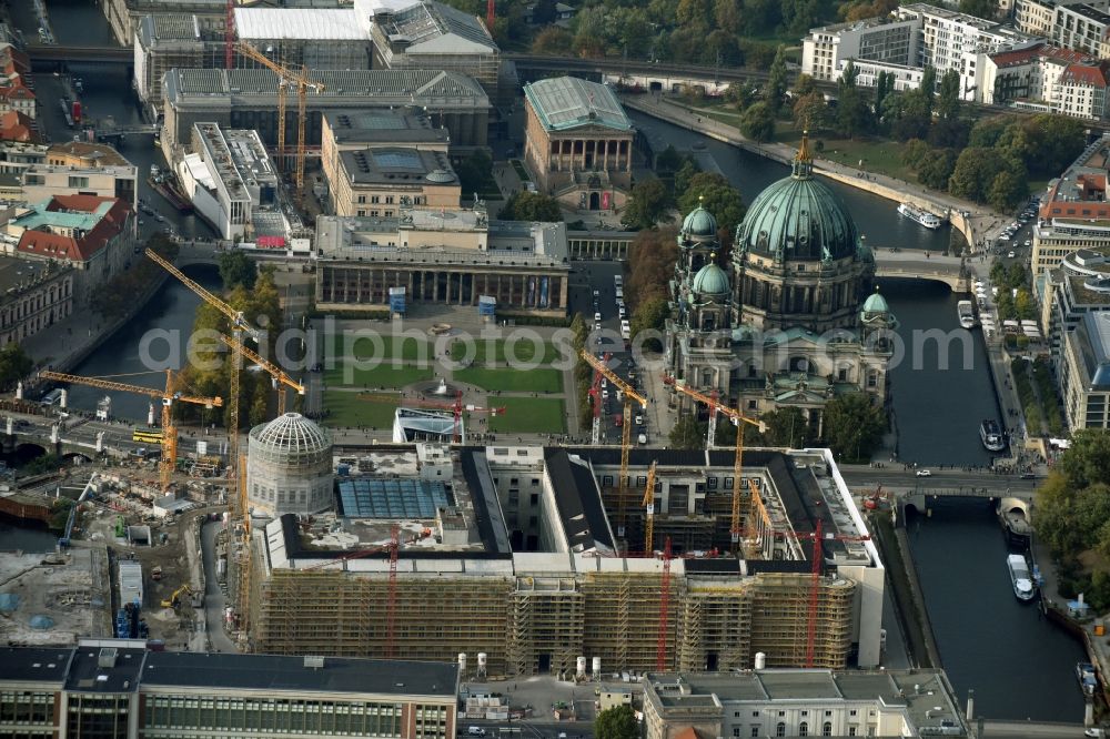 Berlin from the bird's eye view: Construction site for the new building the largest and most important cultural construction of the Federal Republic, the building of the Humboldt Forum in the form of the Berlin Palace