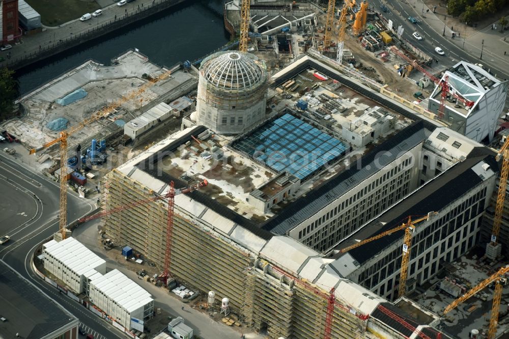 Berlin from the bird's eye view: Construction site for the new building the largest and most important cultural construction of the Federal Republic, the building of the Humboldt Forum in the form of the Berlin Palace