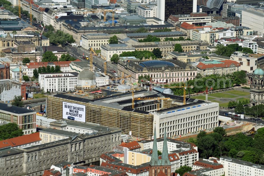 Berlin from the bird's eye view: Construction site for the new building the largest and most important cultural construction of the Federal Republic, the building of the Humboldt Forum in the form of the Berlin Palace