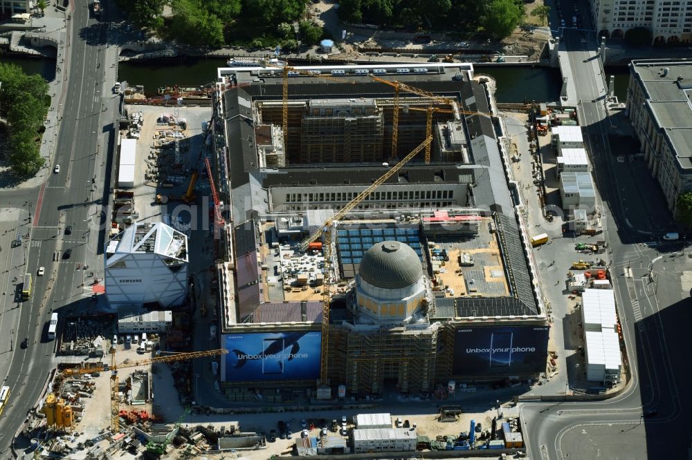 Berlin from the bird's eye view: Construction site for the new building the largest and most important cultural construction of the Federal Republic, the building of the Humboldt Forum in the form of the Berlin Palace